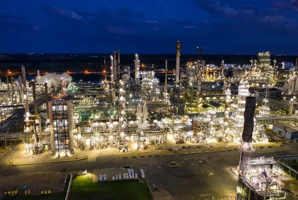 Industriële procesinstallatie bij nacht